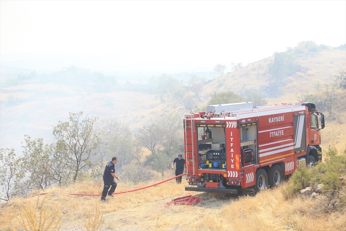 Kayseri'nin merkez Melikgazi ilçesinde Hasan Dağı eteklerinde bulunan otluk alanda çıkan yangına...