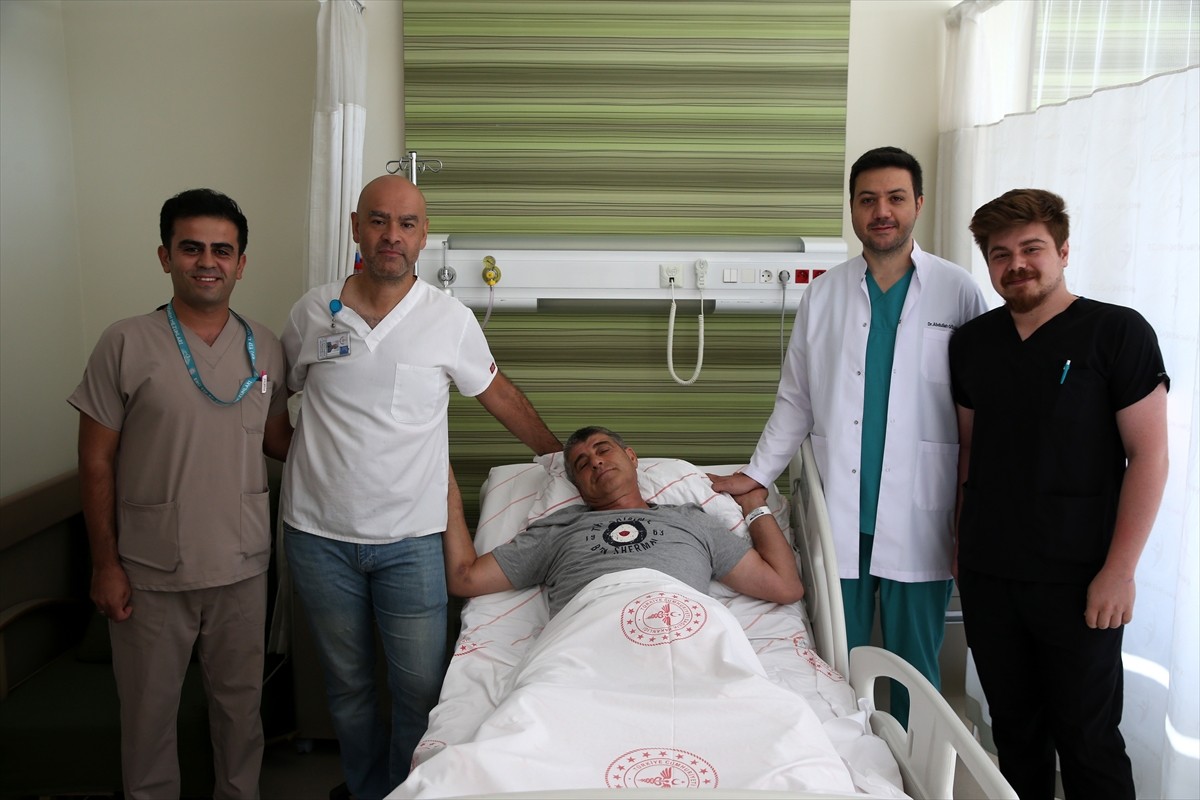 Kayseri Şehir Hastanesine prostat rahatsızlığı nedeniyle başvuran Çetin Dilbaz (ortada), Holmium...