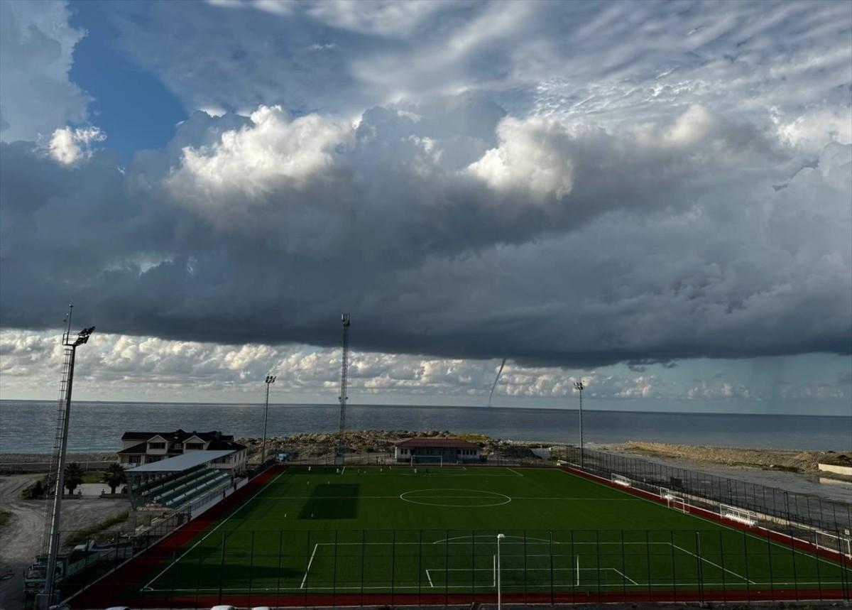 KKastamonu'nun Çatalzeytin ilçesinde etkili olan yağışın ardından Karadeniz açıklarında hortum...