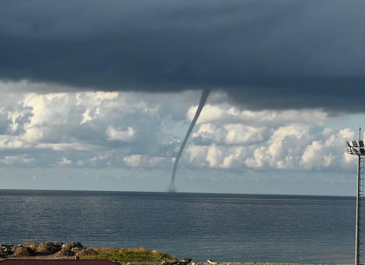 KKastamonu'nun Çatalzeytin ilçesinde etkili olan yağışın ardından Karadeniz açıklarında hortum...