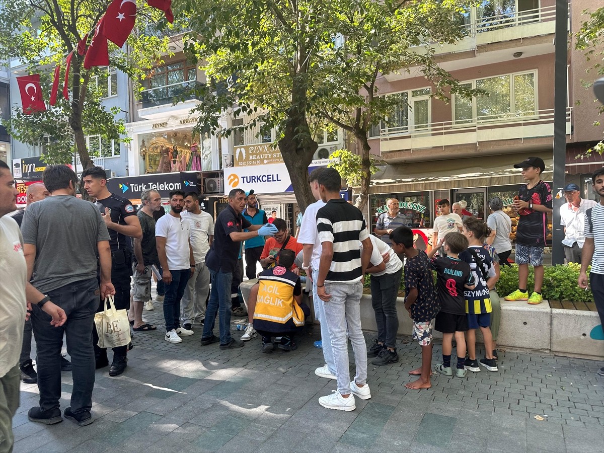 Kocaeli'nin İzmit ilçesinde bir zanlı tarafından bıçaklanan 4 kişi yaralandı.