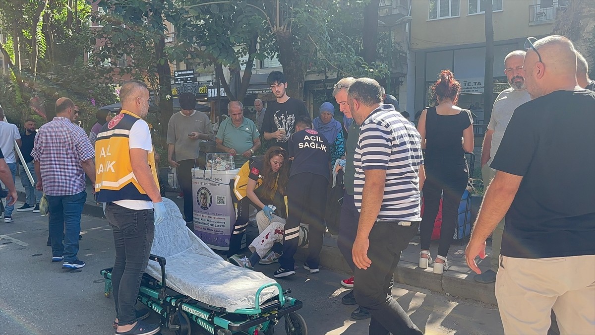 Kocaeli'nin İzmit ilçesinde bir zanlı tarafından bıçaklanan 4 kişi yaralandı.