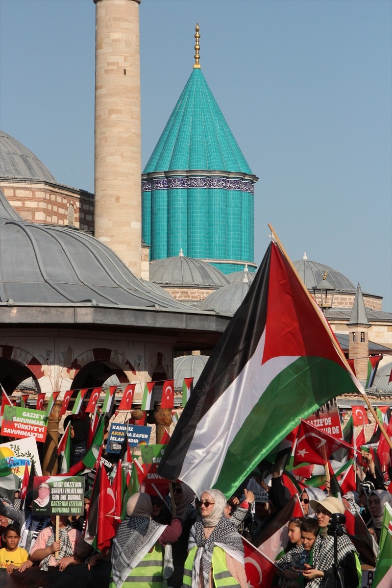 Konya'da, İsrail'in Gazze'ye yönelik saldırıları on binlerce kişinin katıldığı mitingle protesto...
