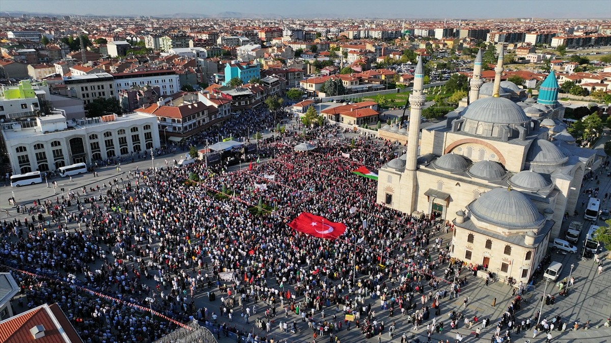 Konya'da, İsrail'in Gazze'ye yönelik saldırıları on binlerce kişinin katıldığı mitingle protesto...
