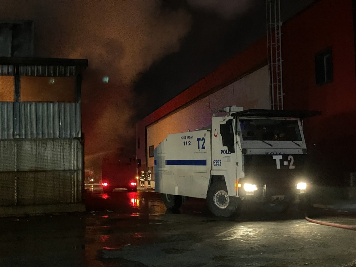 Konya'da plastik geri dönüşüm fabrikasında çıkan yangın, çevredeki iş yerlerine sıçramadan...