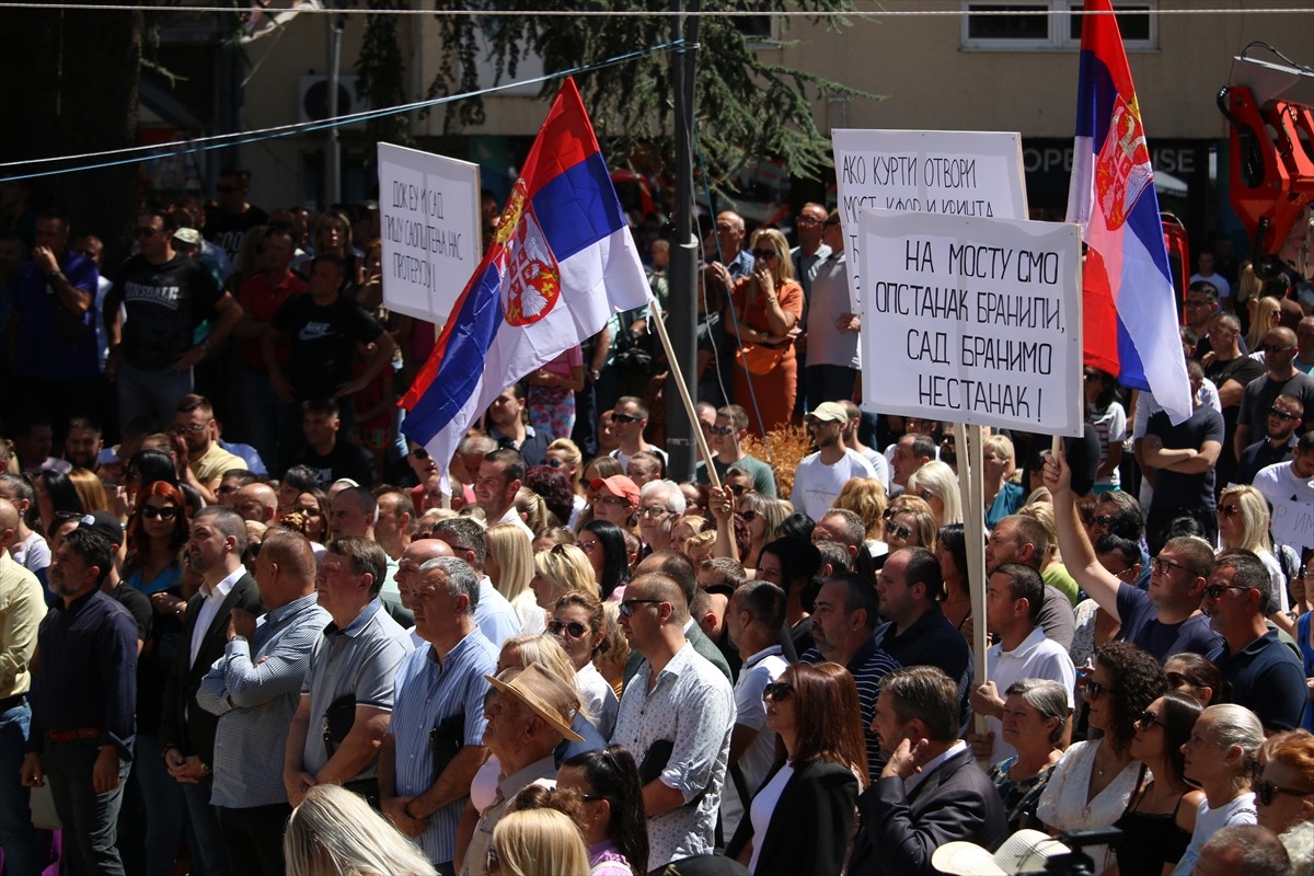 Kosova'nın kuzeyindeki Mitroviça'da, şehri güney ve kuzey olarak ikiye ayıran İbre nehri...
