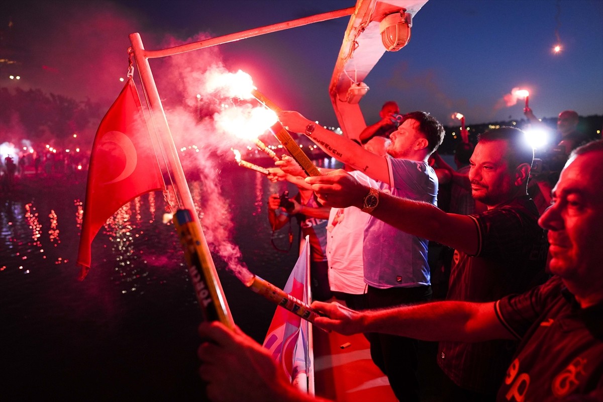 Kuruluşunun 57. yılını kutlayan Trabzonspor'da Gurbetçi Gençler Taraftar Grubu'nca kutlama...