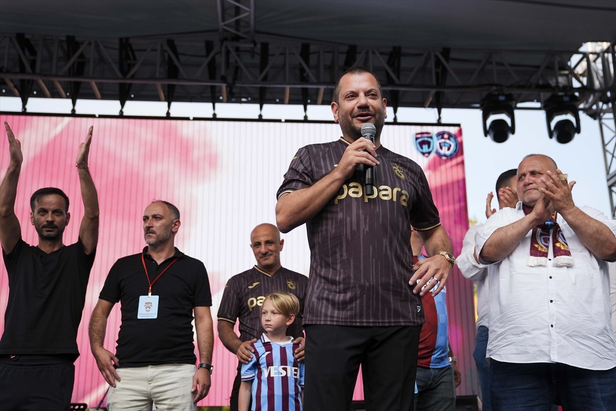 Kuruluşunun 57. yılını kutlayan Trabzonspor'da Gurbetçi Gençler Taraftar Grubu'nca kutlama...