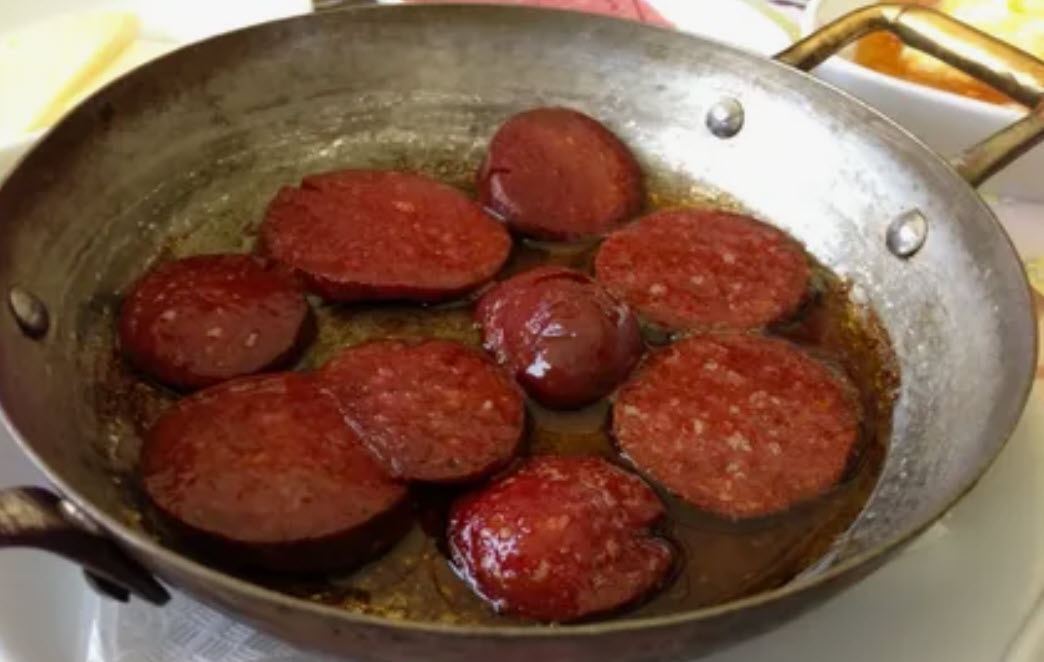 Kuruyan sucuk yemeye son! Yumuşacık sucuk için pişirme esnasında basit bir dokunuş