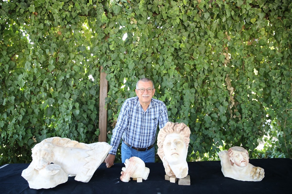 Laodikeia Antik Kenti Kazı Başkanı Prof. Dr. Celal Şimşek, Kültür ve Turizm Bakanı Mehmet Nuri...