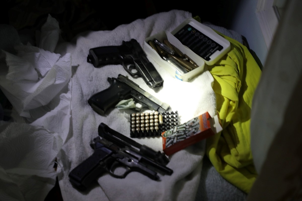 Mersin'de polis ekiplerinin dolandırıcılık operasyonunda kesinleşmiş hapis bulunan 9 hükümlü...