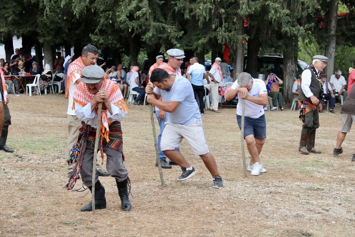 Muğla'nın Fethiye ilçesinde bu yıl 11'incisi gerçekleştirilen "Geçmişten Günümüze Yörük Oyunları...