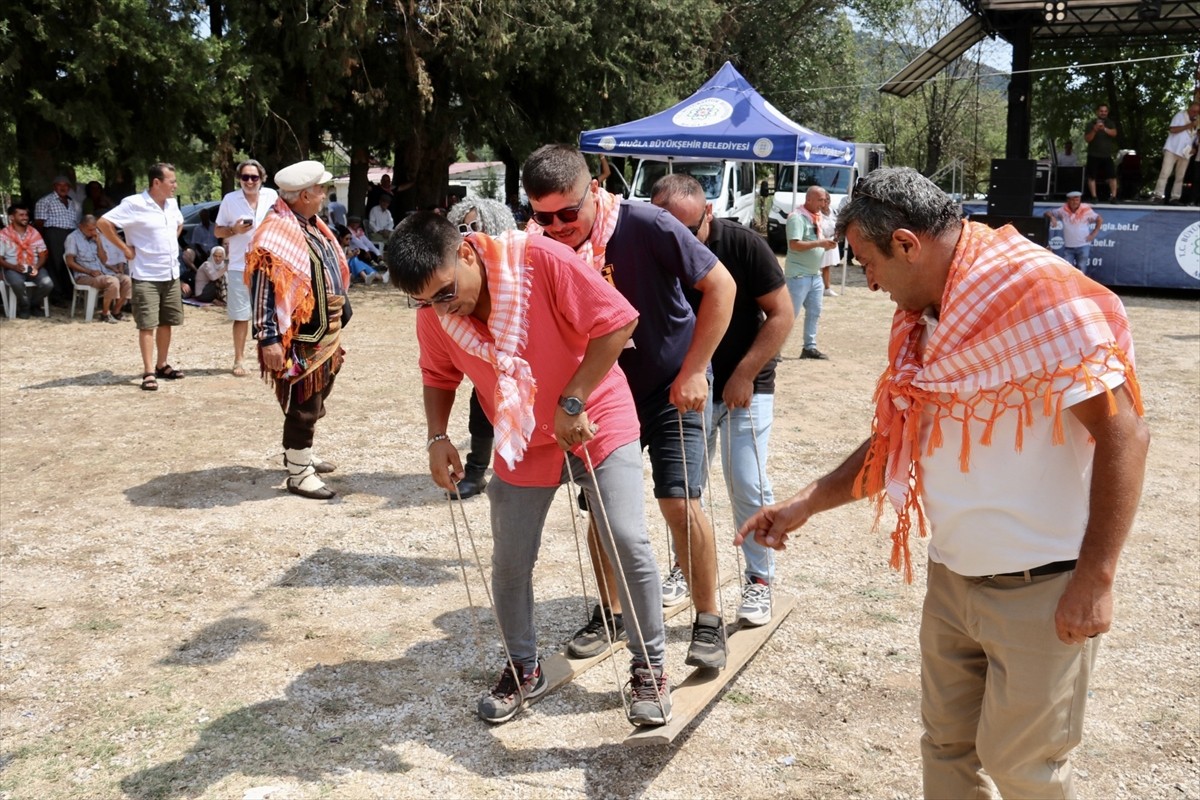 Muğla'nın Fethiye ilçesinde bu yıl 11'incisi gerçekleştirilen "Geçmişten Günümüze Yörük Oyunları...