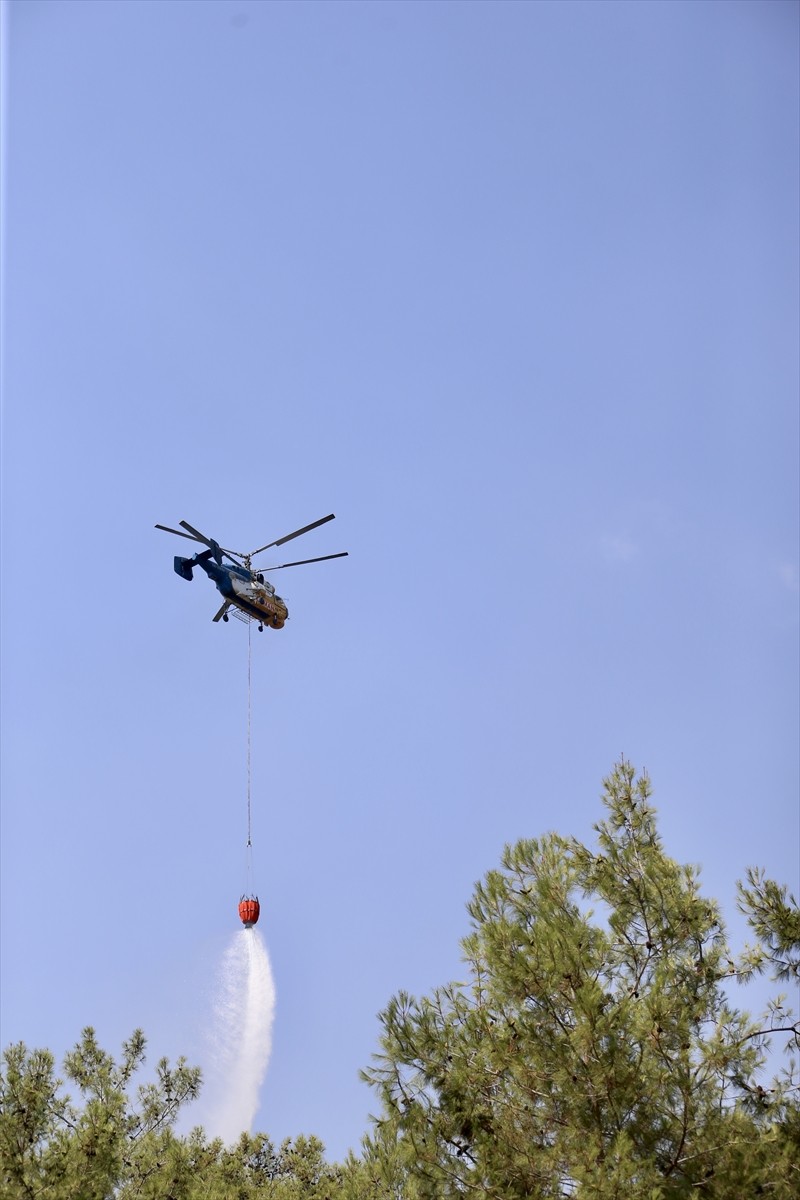Muğla'nın Fethiye ilçesinde ormanlık alanda çıkan yangın havadan ve karadan müdahaleyle...
