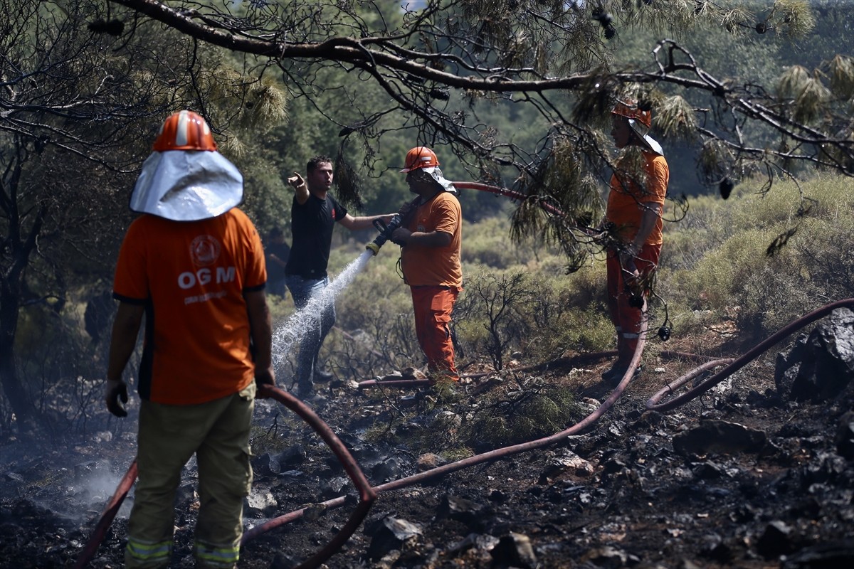 Muğla'nın Fethiye ilçesinde ormanlık alanda çıkan yangın havadan ve karadan müdahaleyle...
