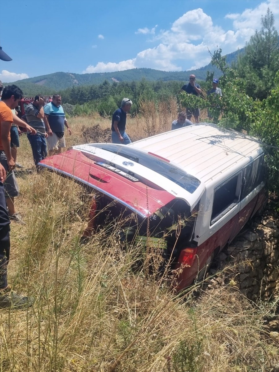 Muğla'nın Milas ilçesinde şarampole devrilen minibüsteki 7 kişi yaralandı. Kaza yerine sağlık...