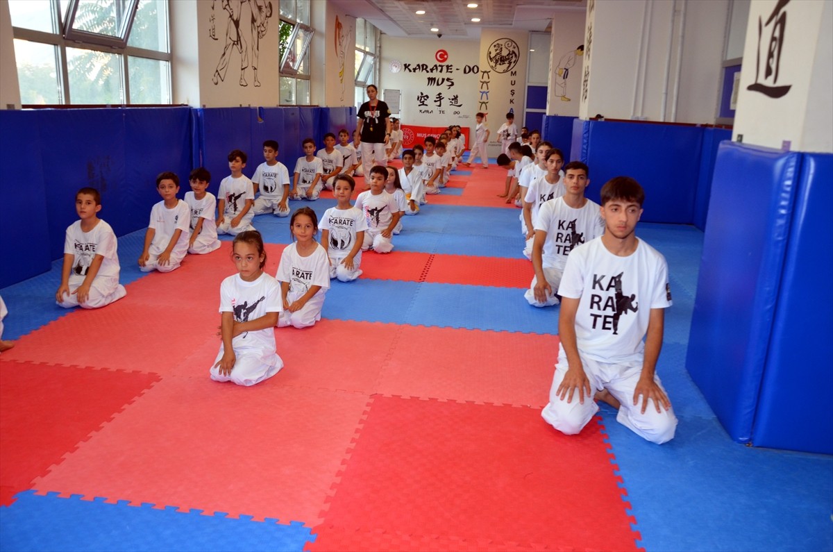 Muş'ta karate antrenörleri Aydan ve Yakup Ferhatoğlu çifti, 350 çocuğa karate öğretiyor. 