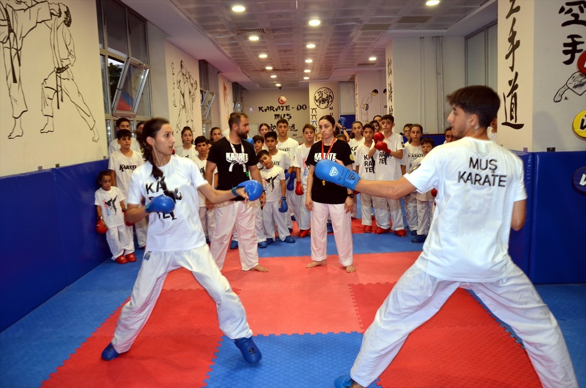 Muş'ta karate antrenörleri Aydan ve Yakup Ferhatoğlu çifti, 350 çocuğa karate öğretiyor. 