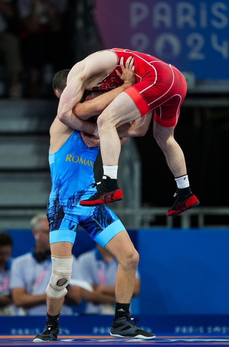 Paris 2024 Olimpiyat Oyunları'nda erkekler 60 kilo grekoromen stilde son 16 turu, Champ de Mars...