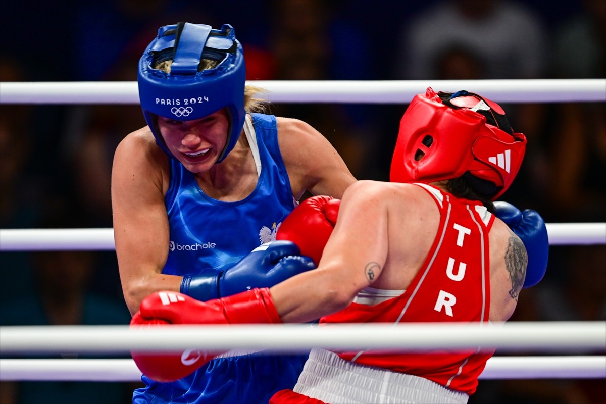 Paris 2024 Olimpiyat Oyunları'nda milli sporcu Busenaz Sürmeneli (kırmızı), North Paris Arena’da...