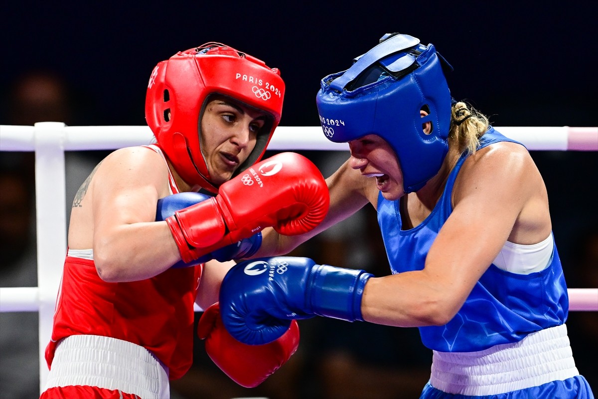 Paris 2024 Olimpiyat Oyunları'nda milli sporcu Busenaz Sürmeneli (kırmızı), North Paris Arena’da...