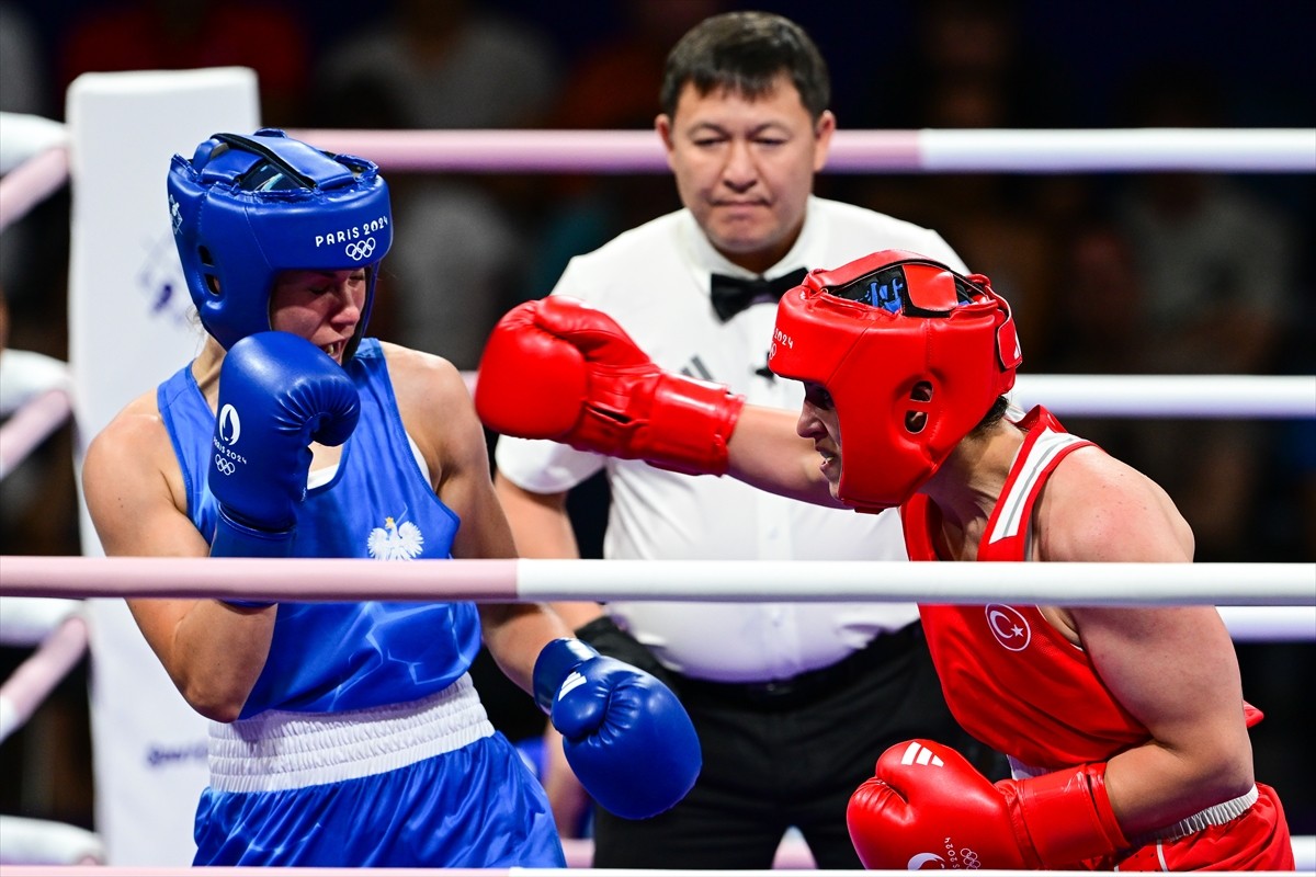 Paris 2024 Olimpiyat Oyunları'nda milli sporcu Busenaz Sürmeneli (kırmızı), North Paris Arena’da...