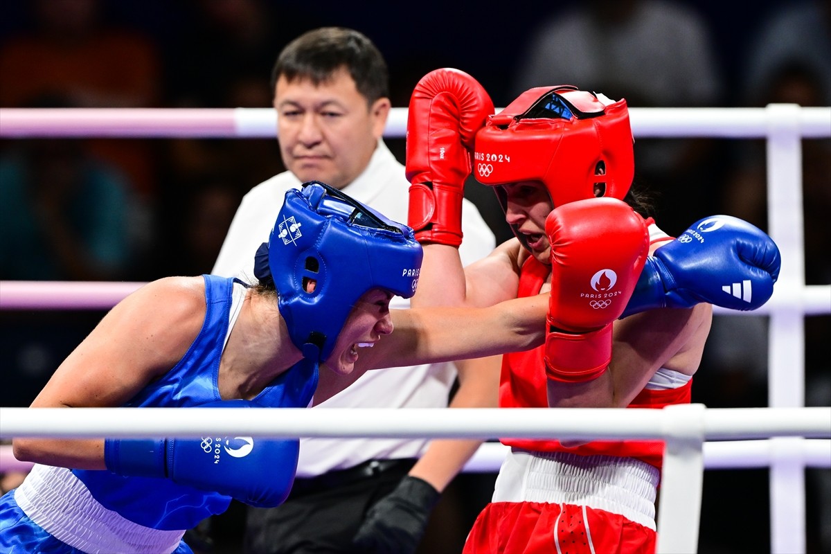 Paris 2024 Olimpiyat Oyunları'nda milli sporcu Busenaz Sürmeneli (kırmızı), North Paris Arena’da...
