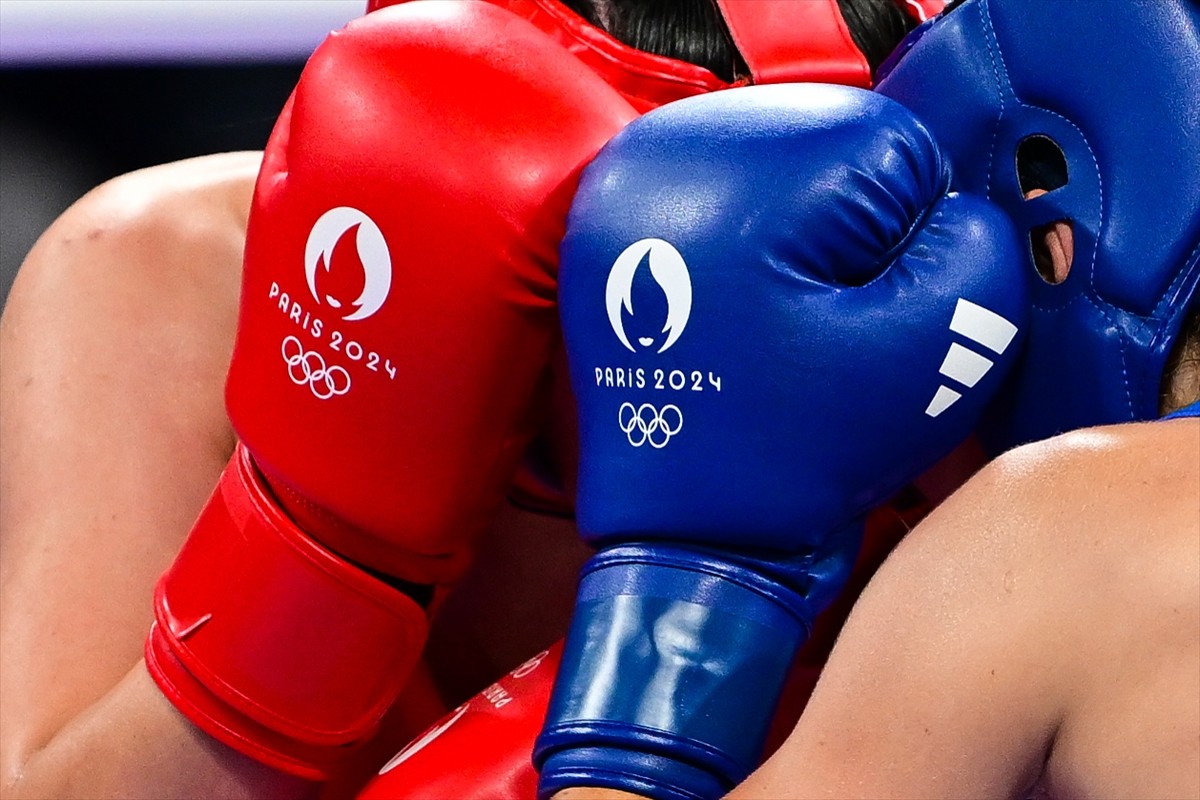 Paris 2024 Olimpiyat Oyunları'nda milli sporcu Busenaz Sürmeneli (kırmızı), North Paris Arena’da...