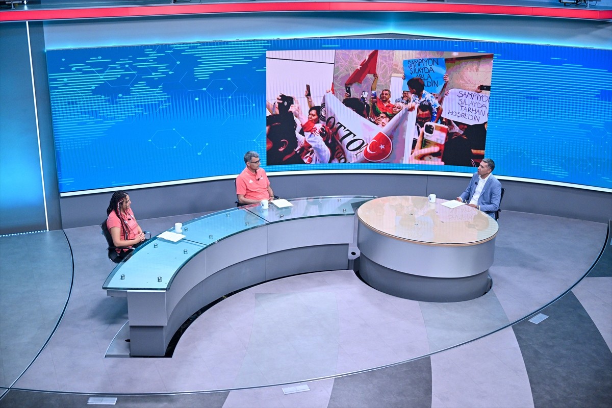 Paris 2024 Olimpiyatları'nda karışık takım 10 metre havalı tabanca kategorisinde gümüş madalya...