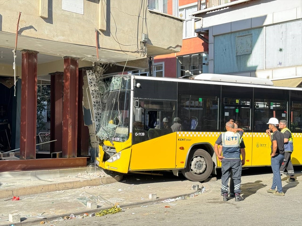 Pendik'te binaya çarpan İETT otobüsü, apartmandaki güçlendirme çalışmalarının ardından vinç...