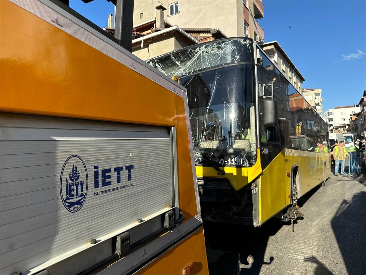 Pendik'te binaya çarpan İETT otobüsü, apartmandaki güçlendirme çalışmalarının ardından vinç...