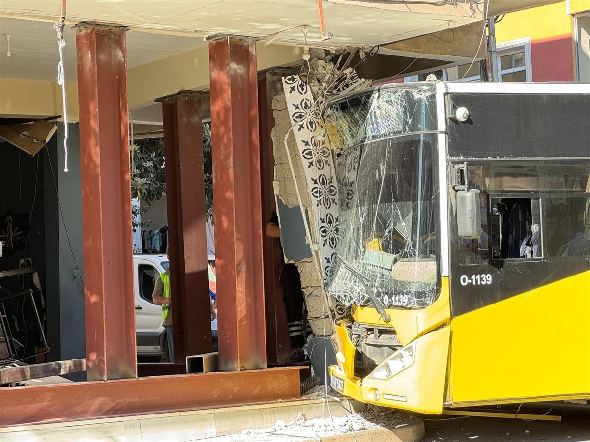 Pendik'te binaya çarpan İETT otobüsü, apartmandaki güçlendirme çalışmalarının ardından vinç...