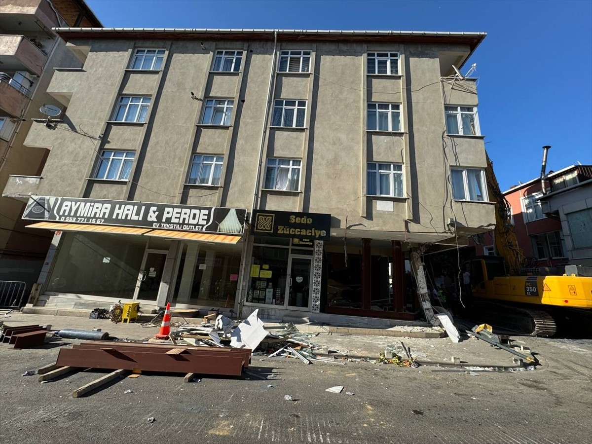 Pendik'te binaya çarpan İETT otobüsü, apartmandaki güçlendirme çalışmalarının ardından vinç...