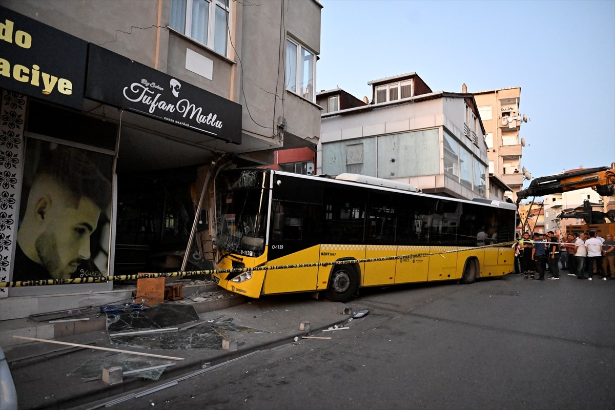 Pendik'te, seyir halindeyken binaya çarpan İETT otobüsündeki 6 yolcu yaralandı. Emniyet güçleri...