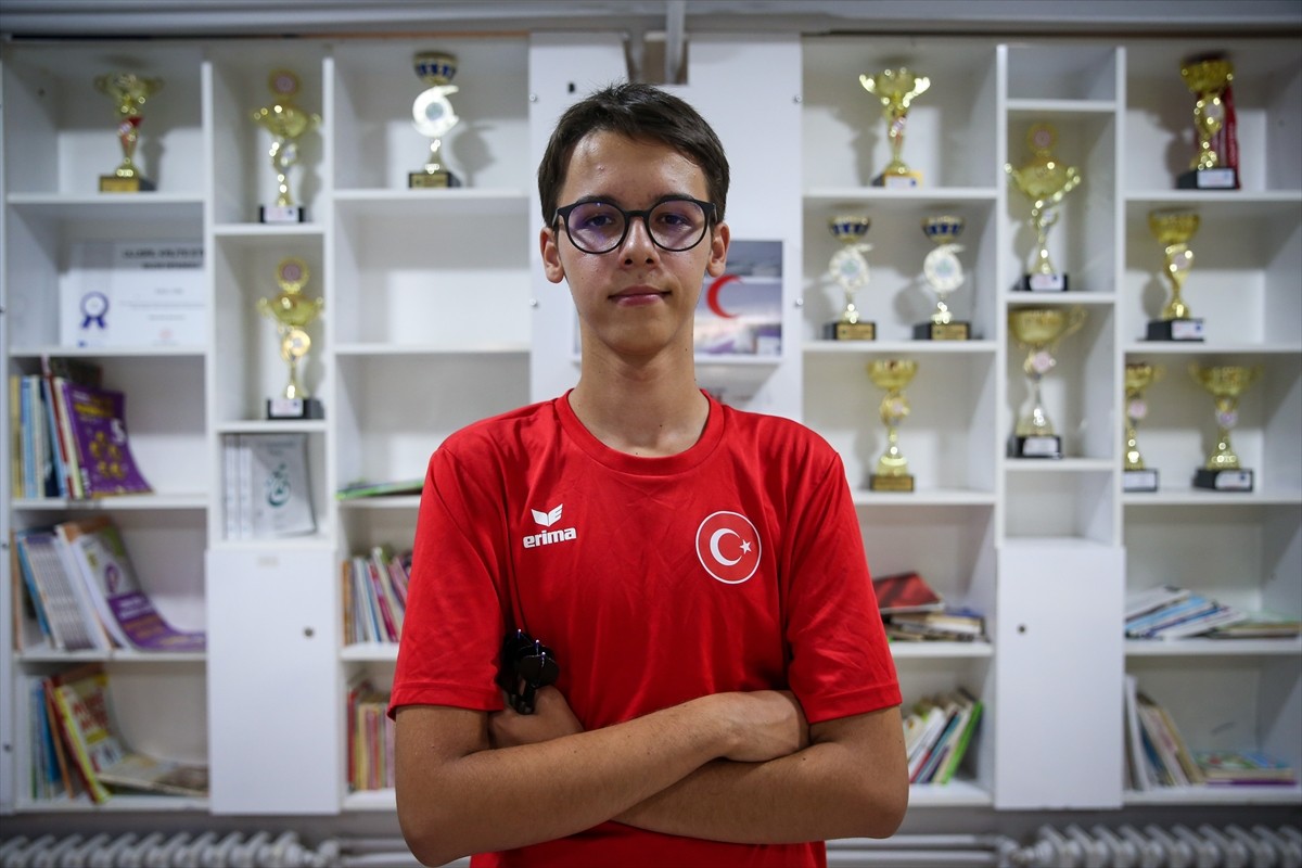 "Çelik adam" lakaplı milli dart sporcusu 17 yaşındaki Toprak Aras, haziran ayında gençlerde elde...