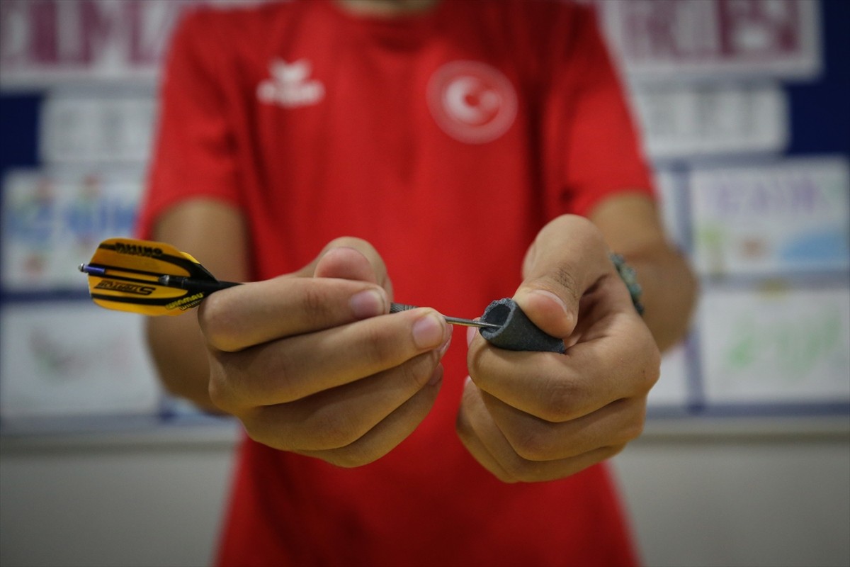 "Çelik adam" lakaplı milli dart sporcusu 17 yaşındaki Toprak Aras, haziran ayında gençlerde elde...