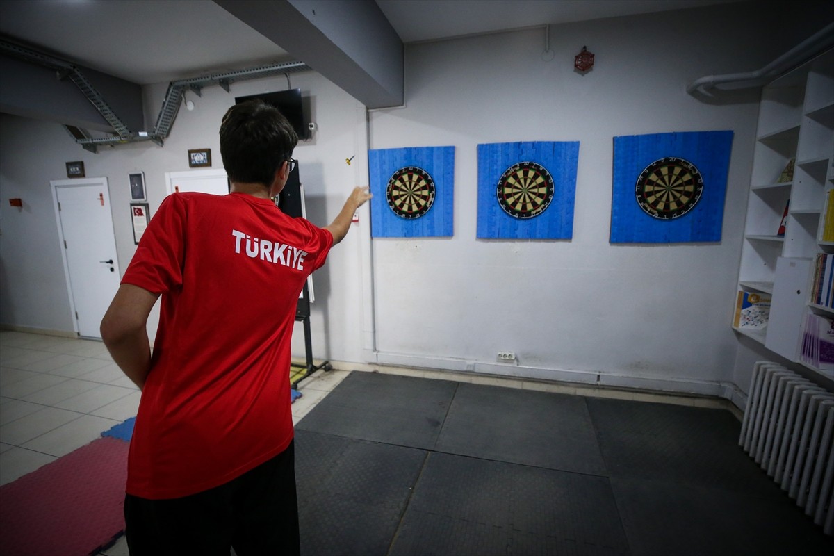 "Çelik adam" lakaplı milli dart sporcusu 17 yaşındaki Toprak Aras, haziran ayında gençlerde elde...