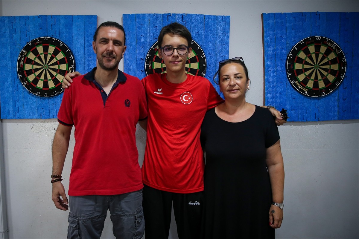 "Çelik adam" lakaplı milli dart sporcusu 17 yaşındaki Toprak Aras, haziran ayında gençlerde elde...