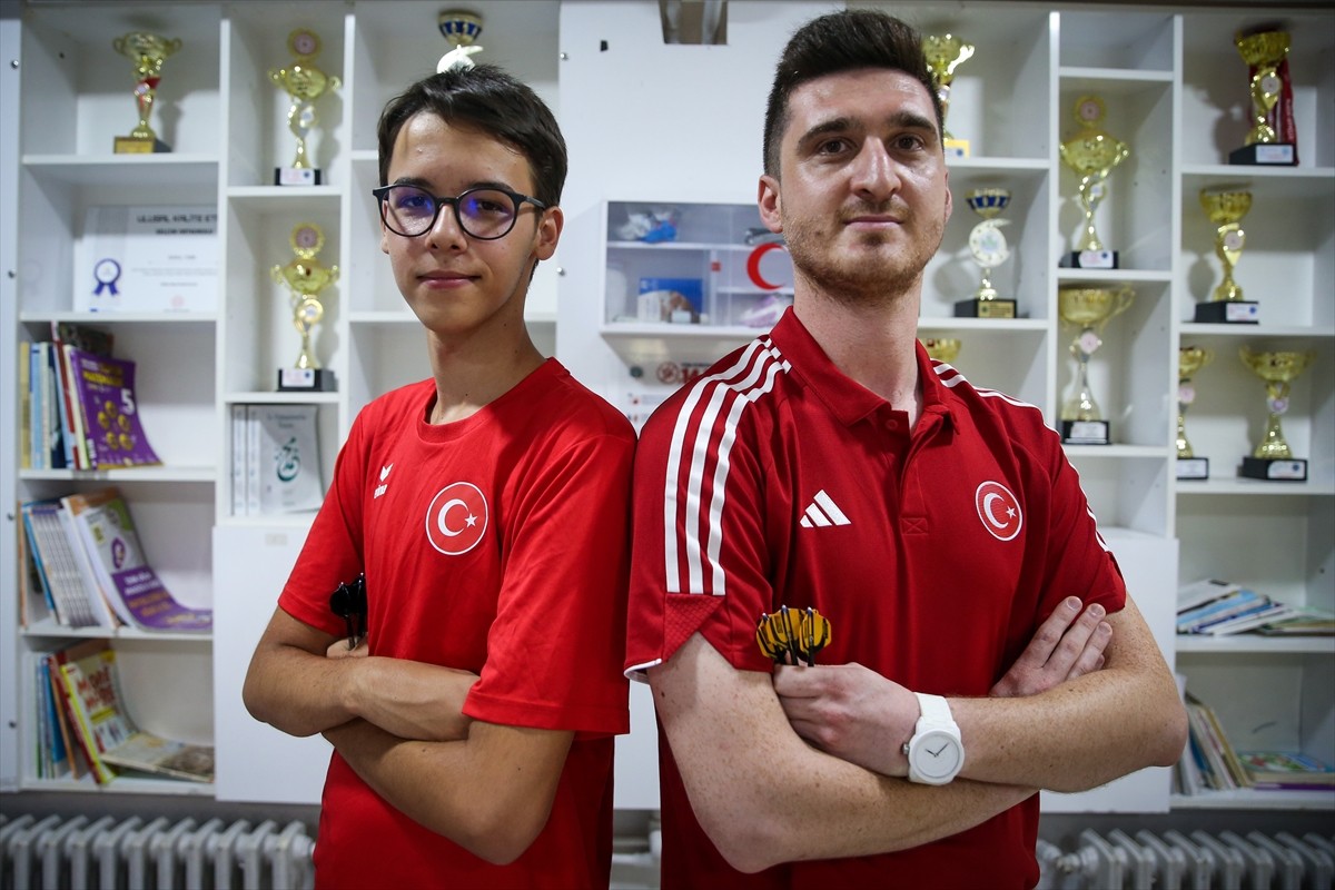 "Çelik adam" lakaplı milli dart sporcusu 17 yaşındaki Toprak Aras, haziran ayında gençlerde elde...