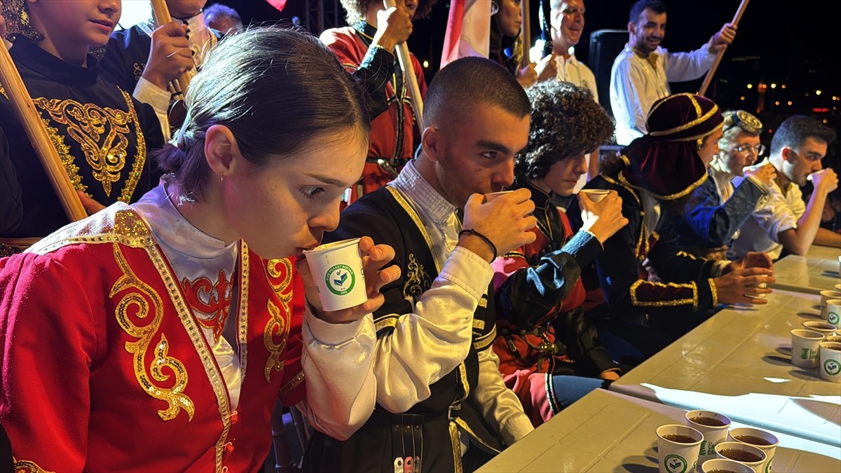 Rize'de, 13. Tulum ve Kemençe Festivali kapsamında, Türkiye, Kuzey Kıbrıs, Osetya, Yunanistan...