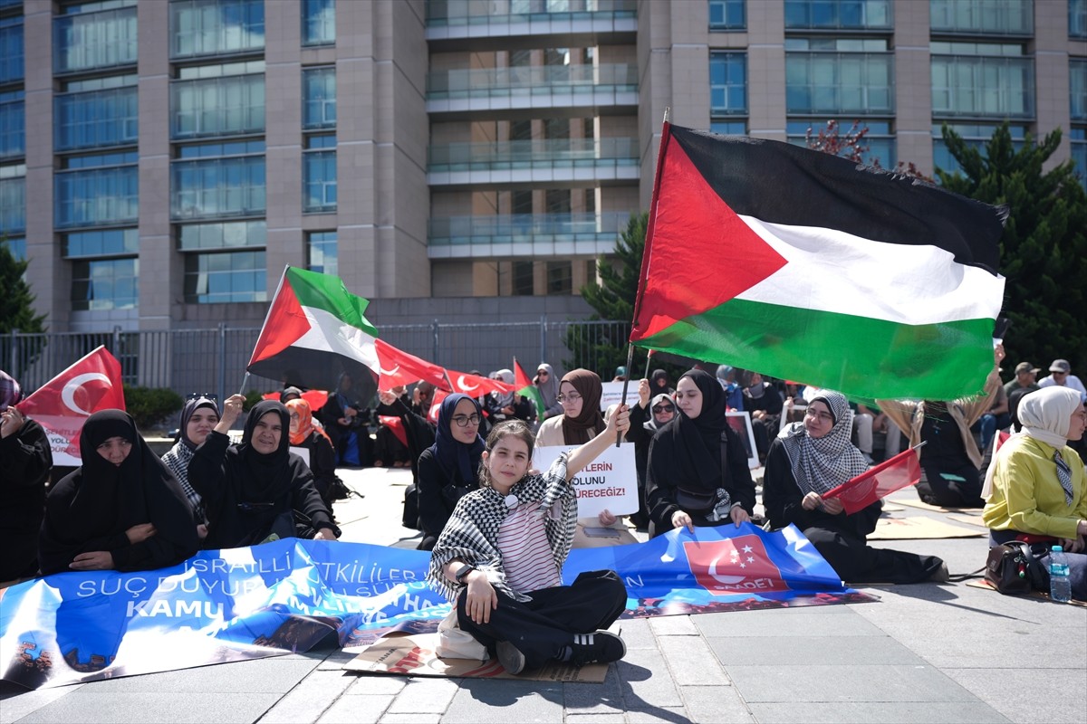 Saadet Partisi İstanbul İl Başkanlığı üyeleri, Gazze'ye yönelik saldırılara ilişkin 31 Ekim...