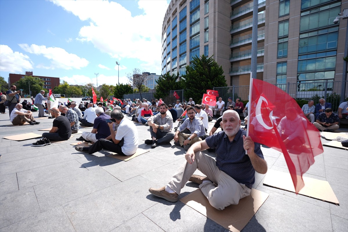 Saadet Partisi İstanbul İl Başkanlığı üyeleri, Gazze'ye yönelik saldırılara ilişkin 31 Ekim...