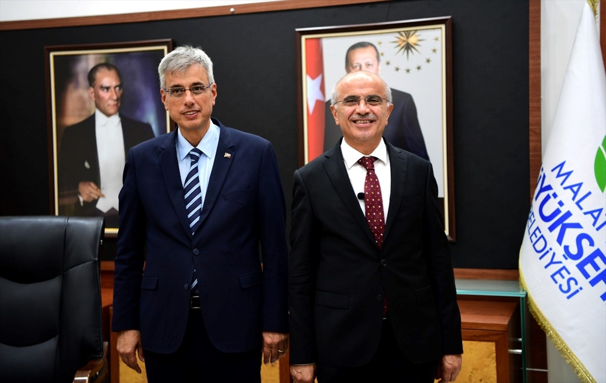 Sağlık Bakanı Kemal Memişoğlu, Malatya Büyükşehir Belediyesine ziyarette bulundu. 