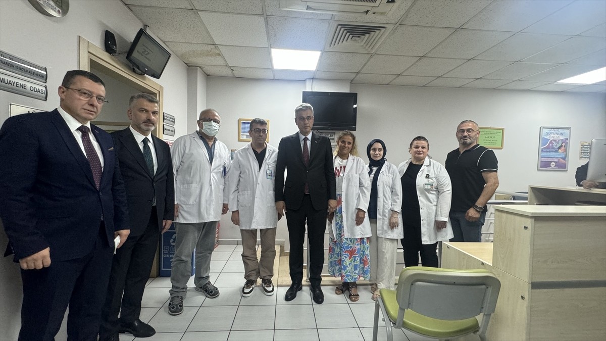 Sağlık Bakanı Kemal Memişoğlu (sol 2), 15 Temmuz Şehitler ve Hürriyet Parkı ile Uzunsokak'taki...