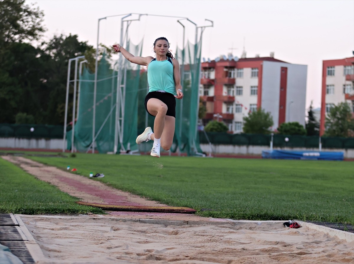 Samsun'da kota alan 4 milli sporcu Türkiye'yi temsil etmek için Fransa'da düzenlenecek Paris 2024...