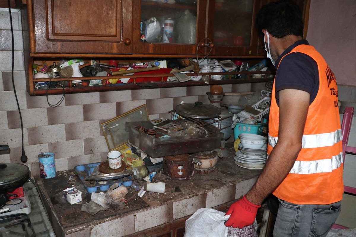 Samsun'un Havza ilçesinde bir evden 4 römork çöp çıkarıldı. 