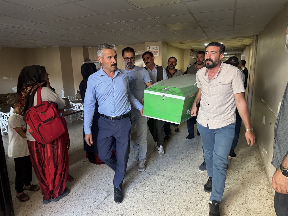 Şanlıurfa'da kontrol çıkan aracın kaldırımdaki yayalara çarpması sonucu 5 çocuk hayatını kaybetti...