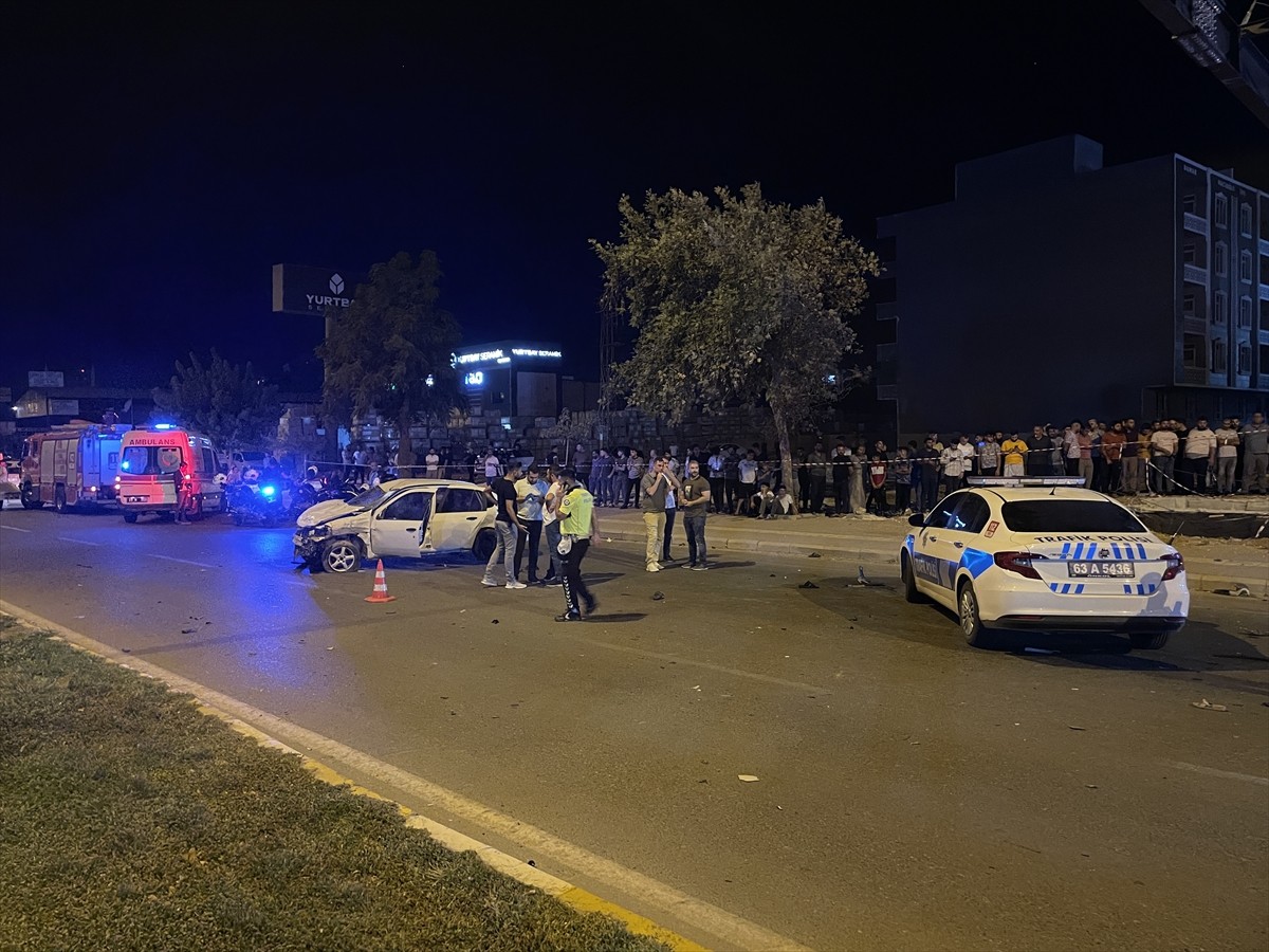 Şanlıurfa'da kontrol çıkan aracın kaldırımdaki yayalara çarpması sonucu 5 çocuk hayatını kaybetti...