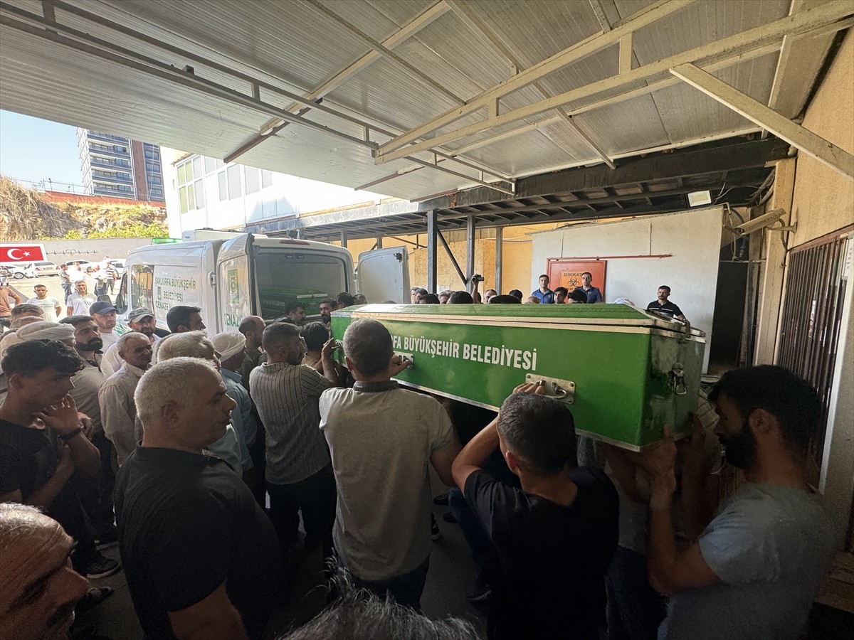 Şanlıurfa'da kontrol çıkan aracın kaldırımdaki yayalara çarpması sonucu 5 çocuk hayatını kaybetti...