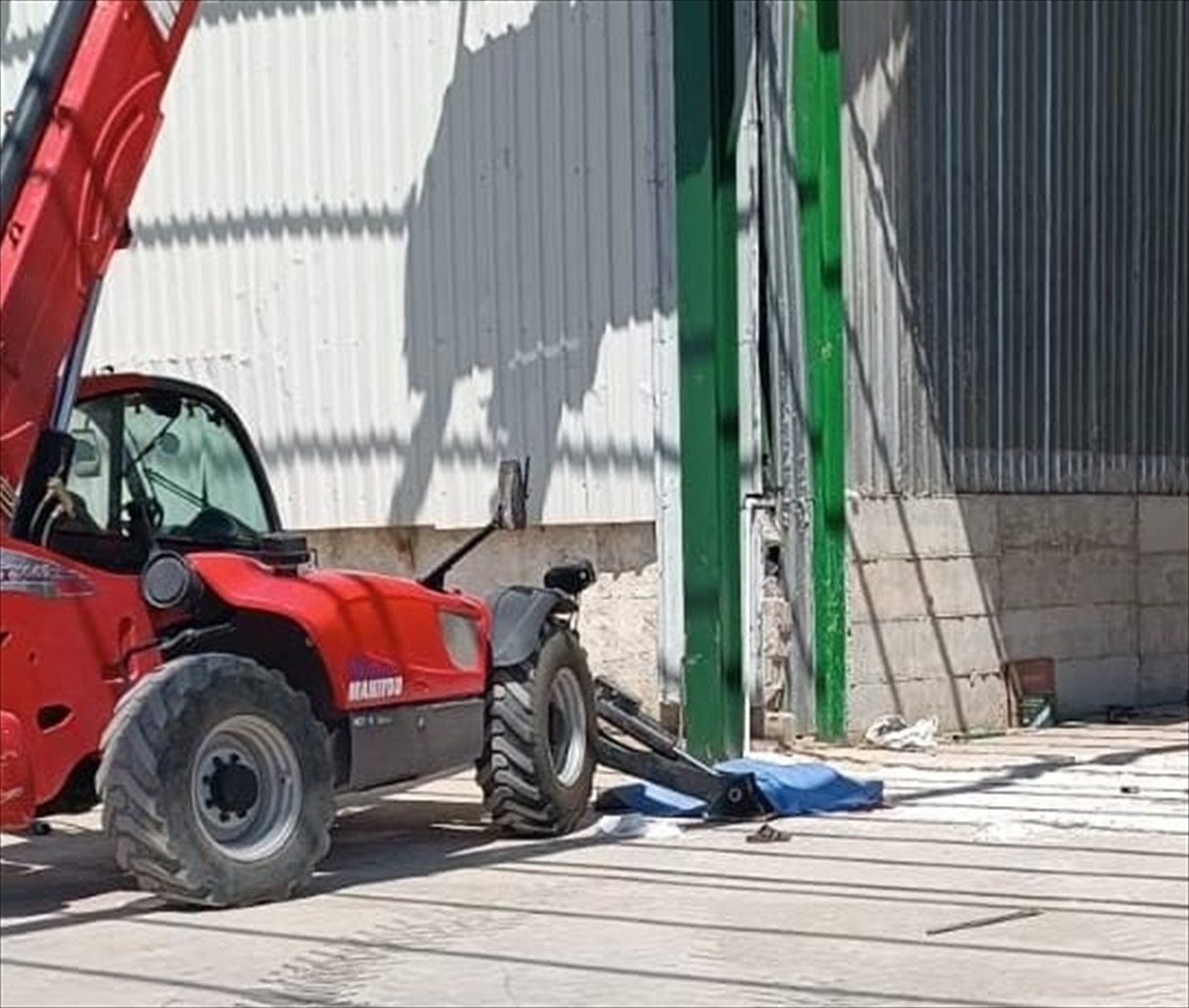 Şanlıurfa'nın Harran ilçesinde çalıştığı fabrikanın çatısından düşen yabancı uyruklu işçi hayatını...